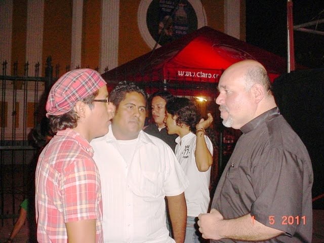 Padre Zambrano conversando con algunos muchachos